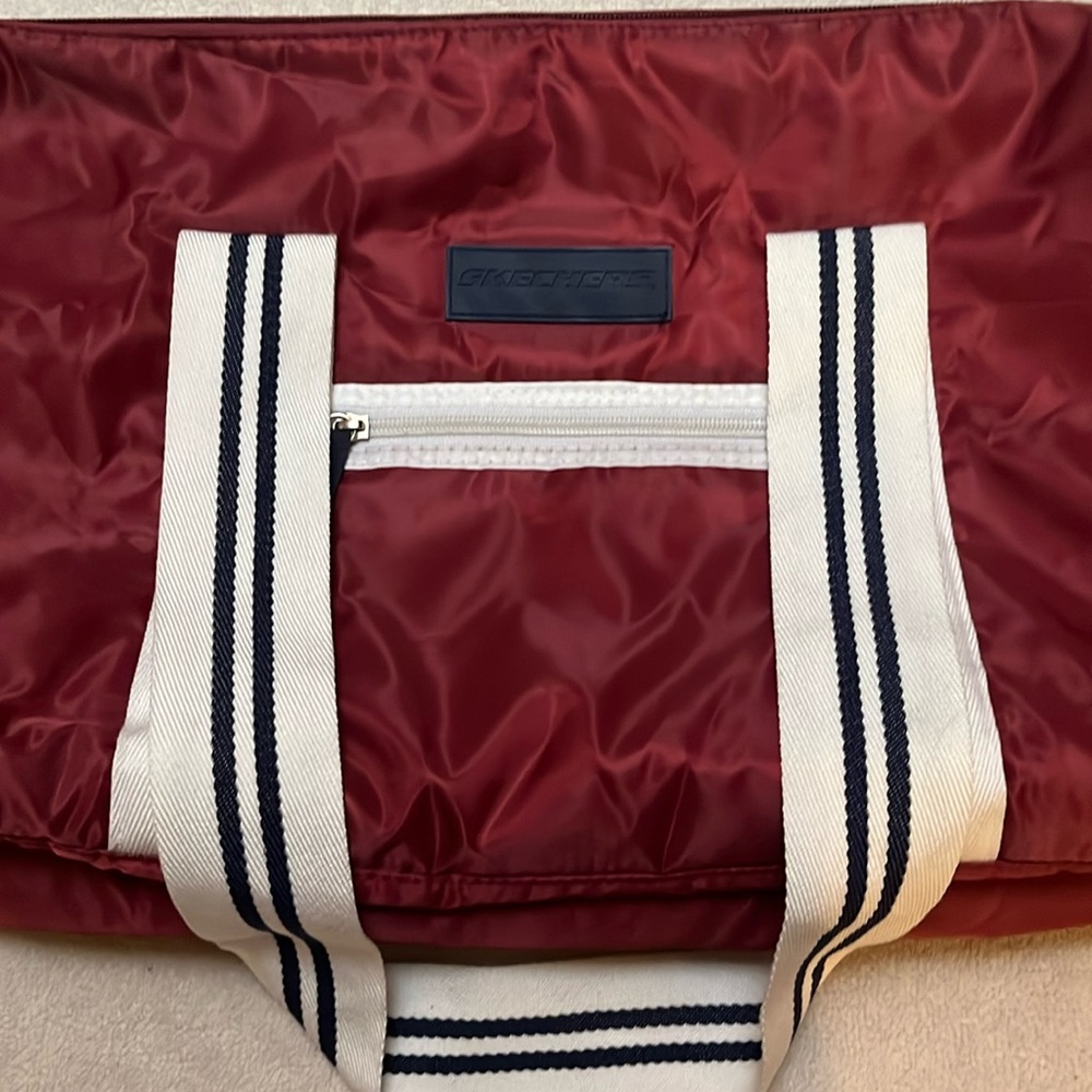 Sketchers shoulder bag. SKECHERS DUFFEL BURGUNDY SIZE 19" TO 12".